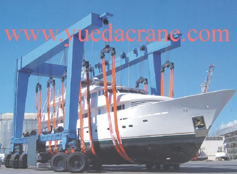 Rubber tyre gantry crane for boat transport